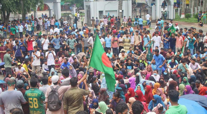 সারাদেশে আন্দোলনকারীদের ওপরে হামলার প্রতিবাদে উত্তাল ইবি