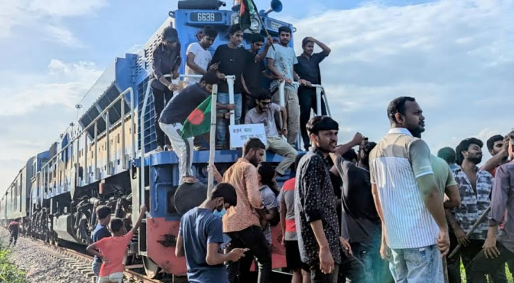 কোটা সংস্কারের দাবিতে গাজীপুরে রেলপথ অবরোধ 