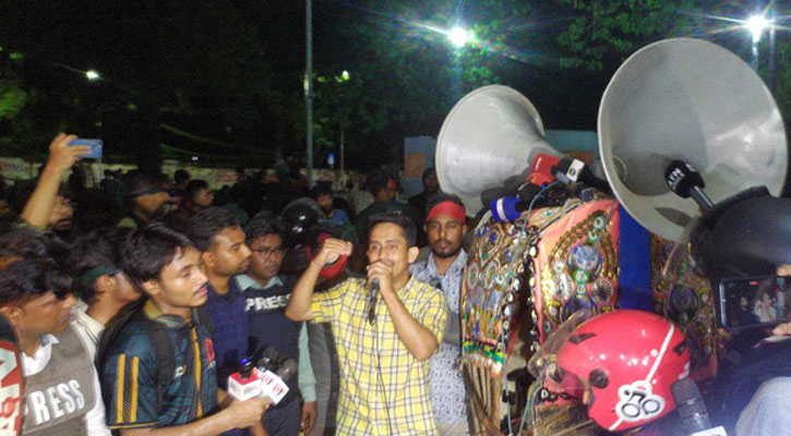 ভয়ে রয়েছেন জানিয়ে হলে ফিরলেন শিক্ষার্থীরা