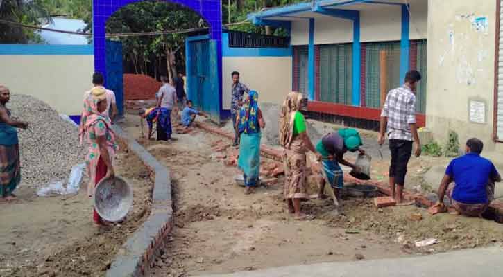 রায়পুরে রাস্তা নির্মাণ কাজে অনিয়মের অভিযোগ 