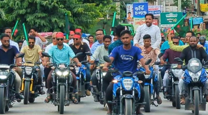 সন্ত্রাস-নৈরাজ্যের প্রতিবাদে লক্ষ্মীপুরে আ.লীগের হুন্ডা শোডাউন