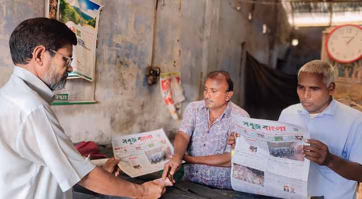 ভাঙ্গুড়ায় সংবাদপত্র কেনার হিড়িক