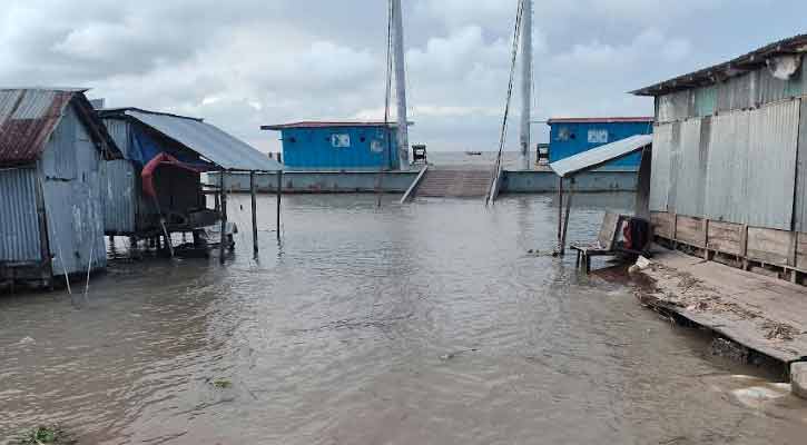 পানির নিচে ইলিশা ফেরিঘাটের গ্যাংওয়ে, ভোগান্তিতে পন্যবাহী ট্রাক চালক ও শ্রমিকরা 