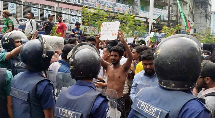 আন্দোলনকারীদের হটাতে সিলেটে টিয়ারগ্যাস-সাউন্ড গ্রেনেড নিক্ষেপ