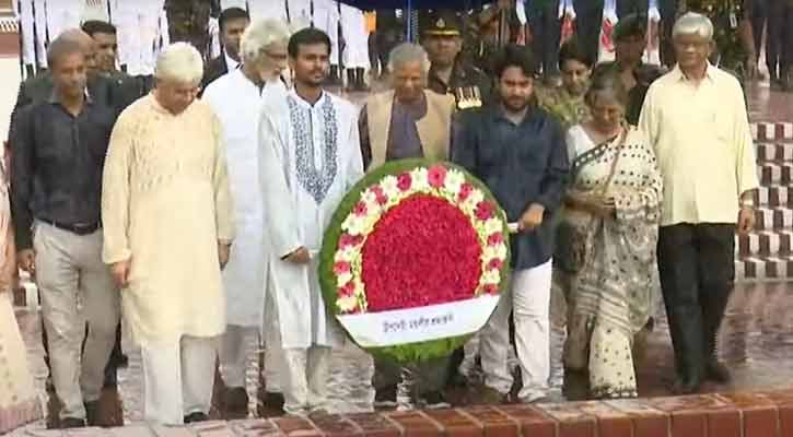 স্মৃতিসৌধে শহিদদের প্রতি শ্রদ্ধা জানালেন ড. ইউনূস