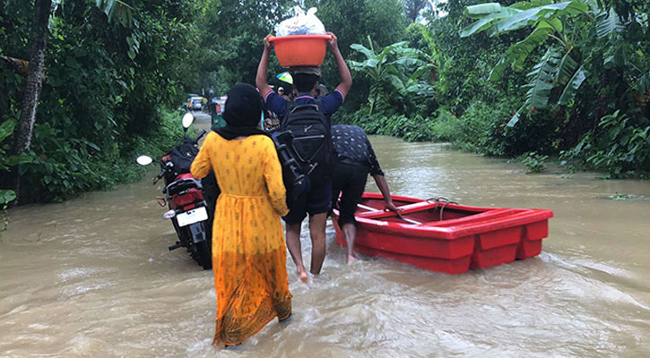 ফেনীতে স্মরণকালের ভয়াবহ বন্যা, উদ্ধারে নেমেছে সেনা-বিজিবি