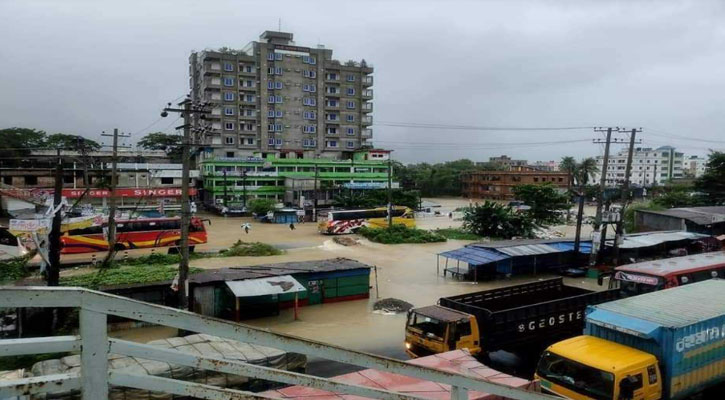 বন্যার পানিতে ডুবেছে ঢাকা-চট্টগ্রাম মহাসড়ক 