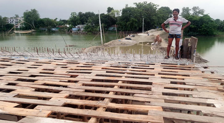 টাঙ্গাইলে নির্মাণের সময় ভেঙ্গে পড়ল ৫০ কোটি টাকার ব্রিজ