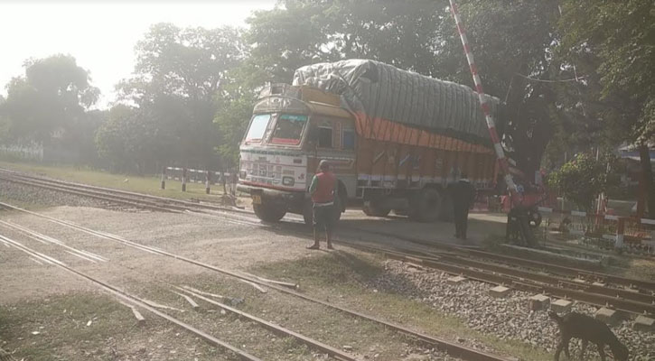 একদিন বন্ধ থাকার পর হিলি স্থলবন্দর দিয়ে আমদানি রপ্তানি শুরু 