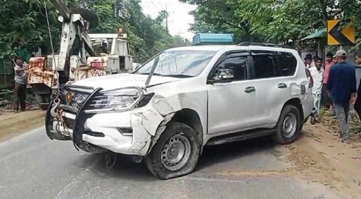 ডিসির গাড়িতে মোটরসাইকেলের ধাক্কা, প্রাণ গেলো পথচারী শিশুর