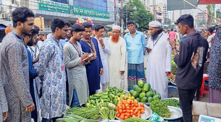 কুমিল্লায় দ্রব্যমূল্য নিয়ন্ত্রণে বাজার মনিটরিংয়ে শিক্ষার্থীরা 