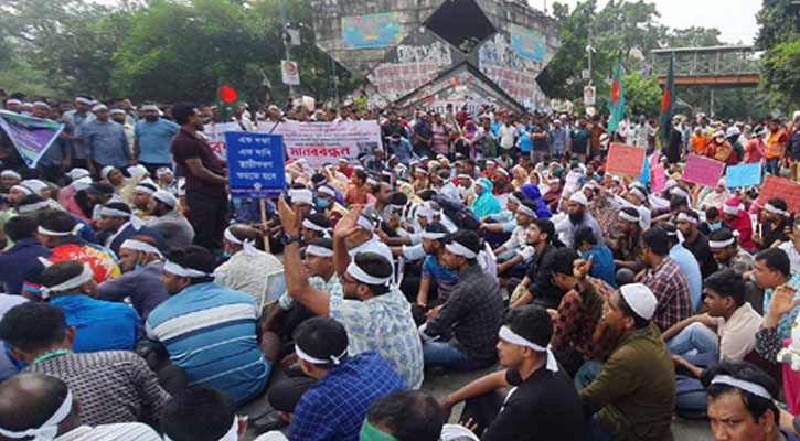 আউটসোর্সিং কর্মচারীদের শাহবাগ অবরোধ, যানজটে ভোগান্তি