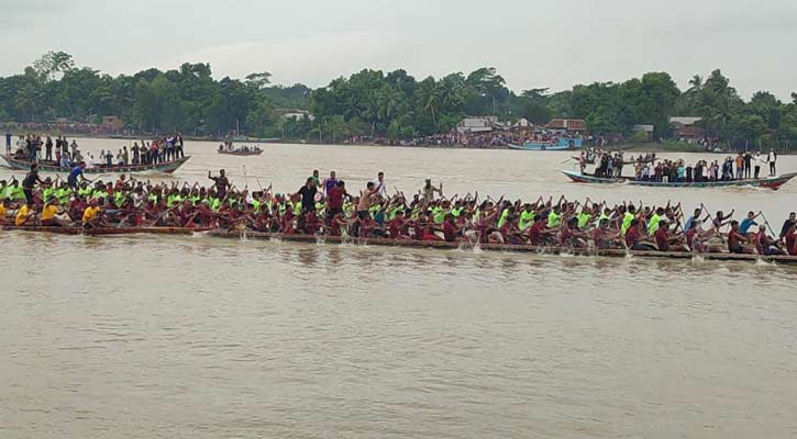 নড়াইলে নবগঙ্গা-মধুমতীর মিলনস্থলে নৌকা বাইচ