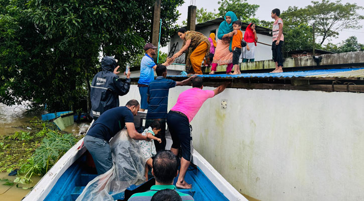 বন্যায় অবদান রাখায় সম্মাননা পেল ৬০ স্বেচ্ছাসেবী সংগঠন