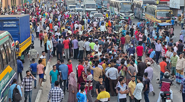 ফের মহাসড়কে শ্রমিকরা, বেতন হাতে না পাওয়া পর্যন্ত অবরোধ