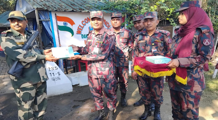 বিজয় দিবস উপলক্ষে বিজিবি ও বিএসএফের মধ্যে মিষ্টি বিতরণ 