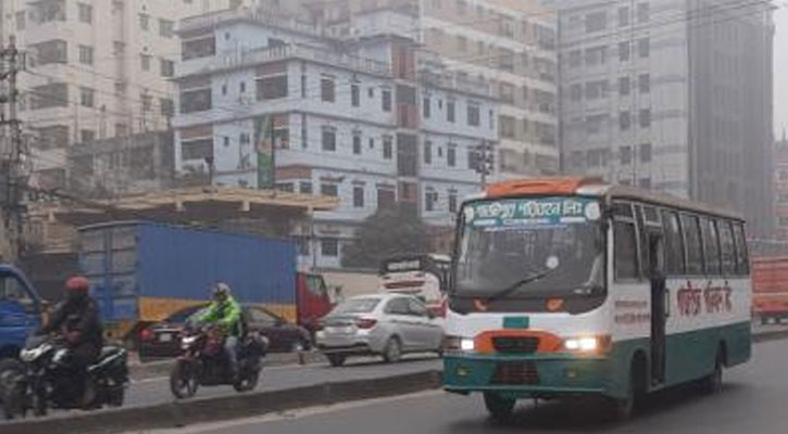 ঘন কুয়াশায় আচ্ছন্ন রাজধানী, হেডলাইট জ্বালিয়ে চলছে গাড়ি