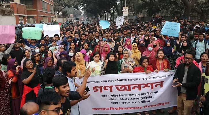 পদযাত্রা শেষে সচিবালয়ের সামনের সড়ক অবরোধ জগন্নাথের শিক্ষার্থীদের