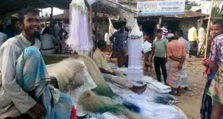 নেত্রকোনার হাওর অঞ্চলে নিষিদ্ধ কারেন্ট জালের রমরমা ব্যবসা