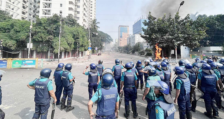 পুলিশ-বিএনপি সংঘর্ষে থমথমে কাকরাইল 