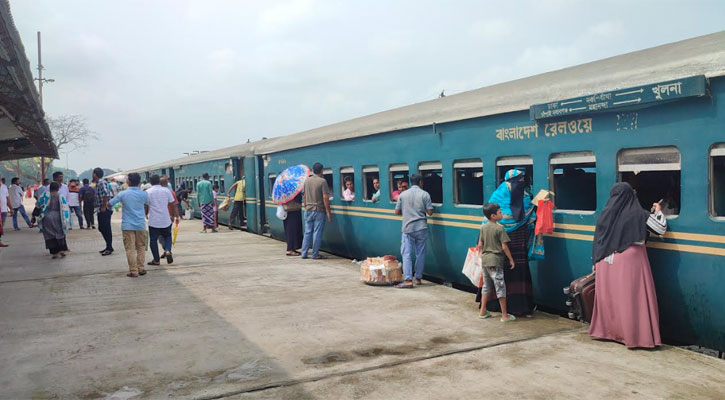 পাবনায় ট্রেন চলাচল শুরু; যাত্রীদের কণ্ঠে স্বস্তির সুর