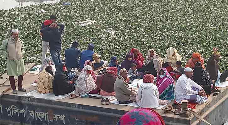 আখেরি মোনাজাতে দু’হাত তুলতে ছুটছেন নারীরাও