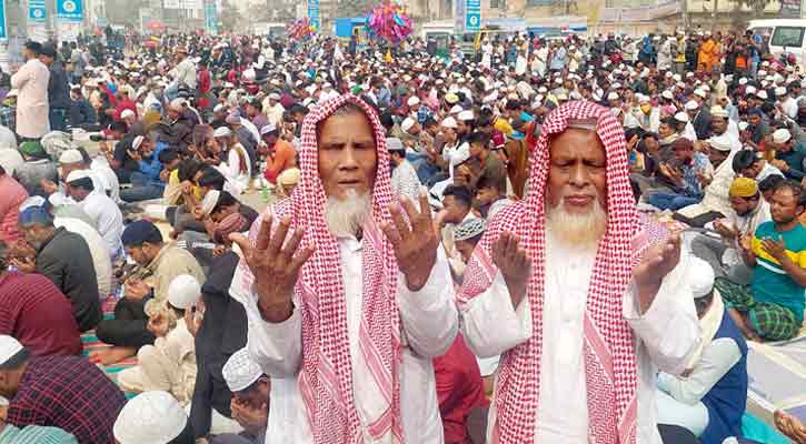 বিশ্ব ইজতেমায় আখেরি মোনাজাত চলছে