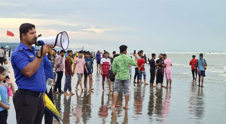 উত্তাল সাগরে না নামার নিদের্শনাও মানছেনা অনেক পর্যটক