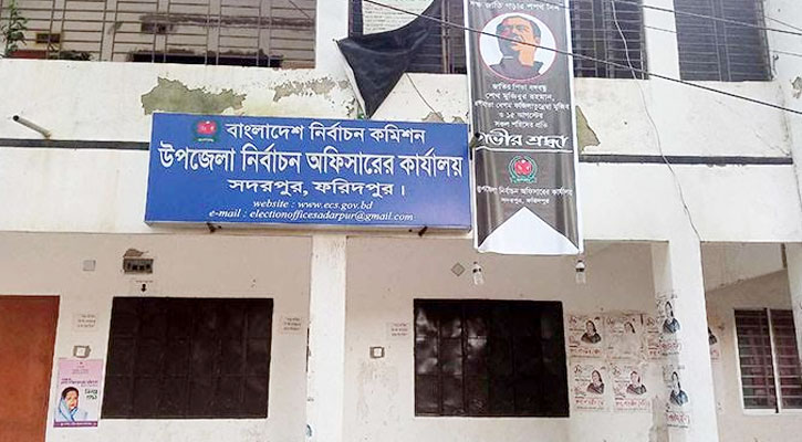 নির্বাচন অফিসে টাকা ছাড়া মেলে না সেবা