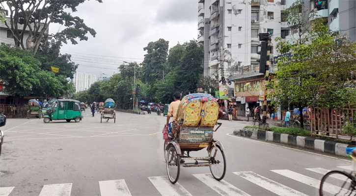 বাড়ি ফিরছে মানুষ, ফাঁকা হচ্ছে ঢাকা