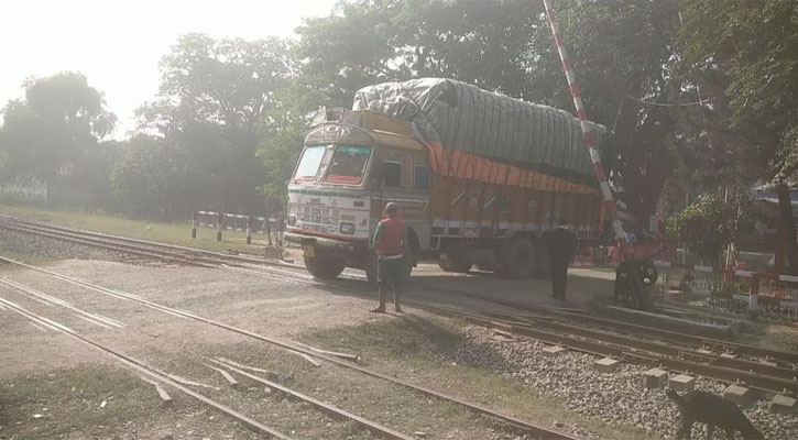 টানা ৬ দিন বন্ধ থাকার হিলি স্থলবন্দর দিয়ে আমদানি রপ্তানি শুরু