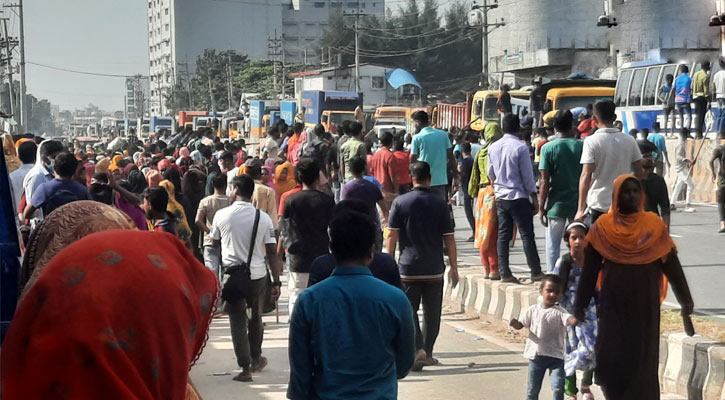 মজুরি বাড়ানোর পরেও গাজীপুরে পোশাক শ্রমিকদের বিক্ষোভ