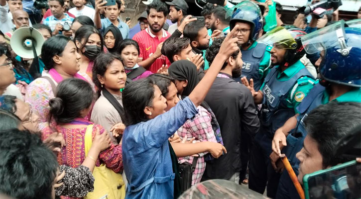 বরিশালে বিক্ষোভকারীদের ওপর পুলিশের লাঠিচার্জ, সাংবাদিকসহ আহত ১০