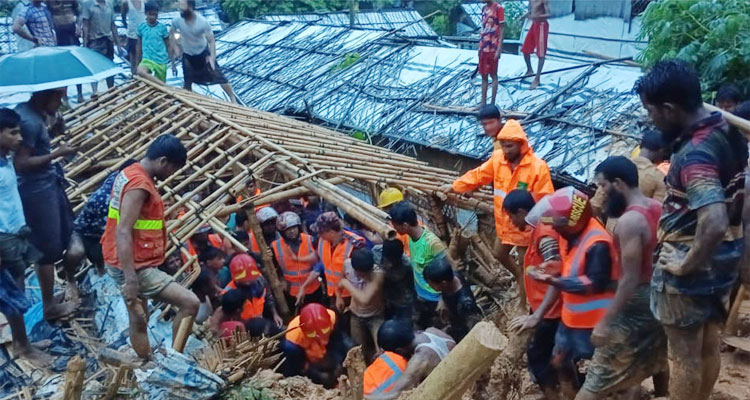 কক্সবাজারে পাহাড় ধসে মা-মেয়েসহ নিহত ৪