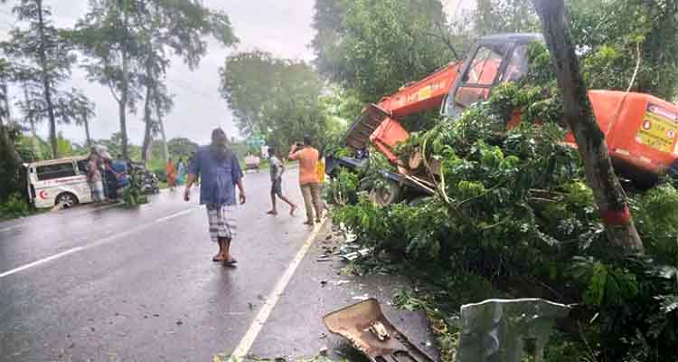 অ্যাম্বুলেন্স-ভেকুর সংঘর্ষে প্রাণ গেল ৪ জনের