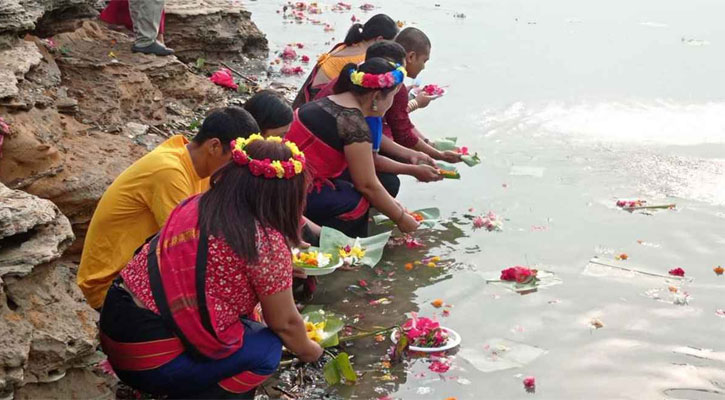 দুঃখ-গ্লানি ভুলতে ফুল ভাসানো হলো জলে