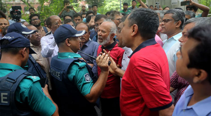 আন্দোলনে এবার মাঠে নেমেছেন শিক্ষকরা