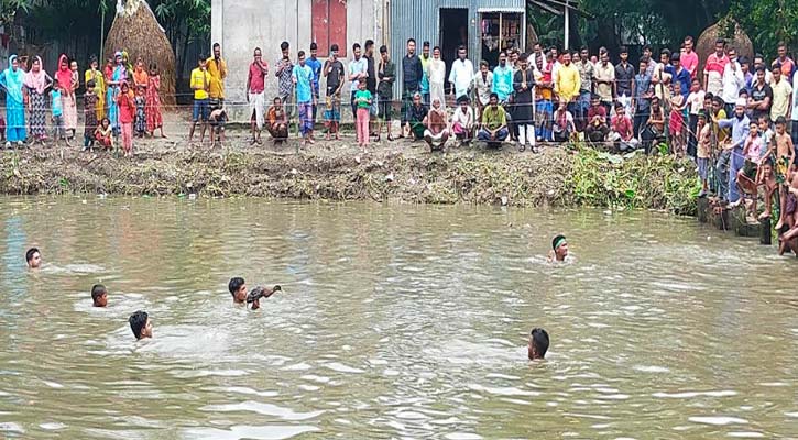 নান্দাইলে ঐতিহ্যবাহী গ্রামীণ হাঁস ধরা খেলা অনুষ্ঠিত