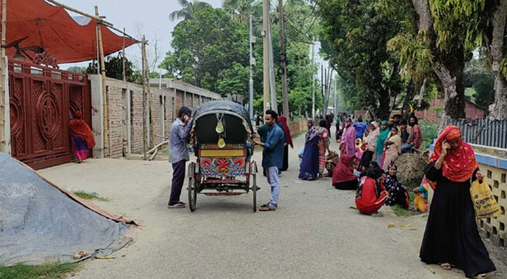 জাকাত নিতে গিয়ে পদদলিত হয়ে নারীর মৃত্যু 