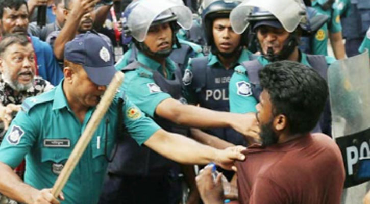 মিরপুরে অটোরিকশাচালকদের বিক্ষোভ, ৩ বাস ভাঙচুর