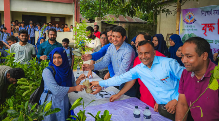 রূপগঞ্জে শিক্ষার্থীদের মাঝে চারাগাছ বিতরণ ও শিক্ষাঙ্গনে বৃক্ষ রোপণ 