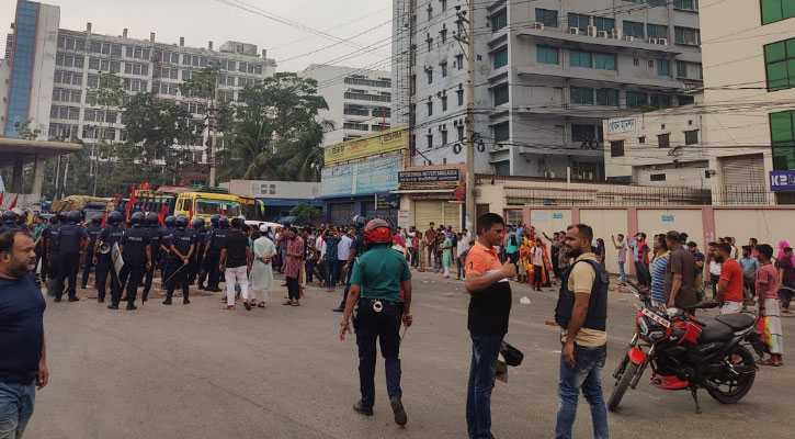 বকেয়া বেতনের দাবিতে গাজীপুরে মহাসড়ক অবরোধ