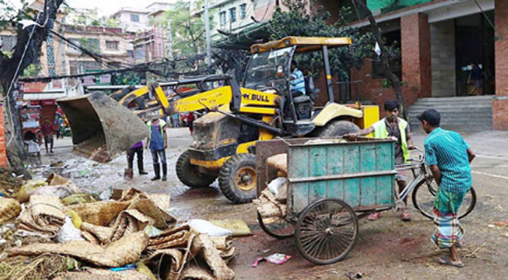 রাজধানীতে কোরবানির বর্জ্য অপসারণে ব্যস্ত পরিচ্ছন্নতাকর্মীরা