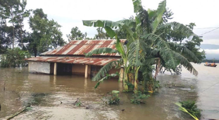 ছাতকে তিন লক্ষাধিক মানুষ পানিবন্দি, খাবার-বিশুদ্ধ পানির তীব্র সংকট