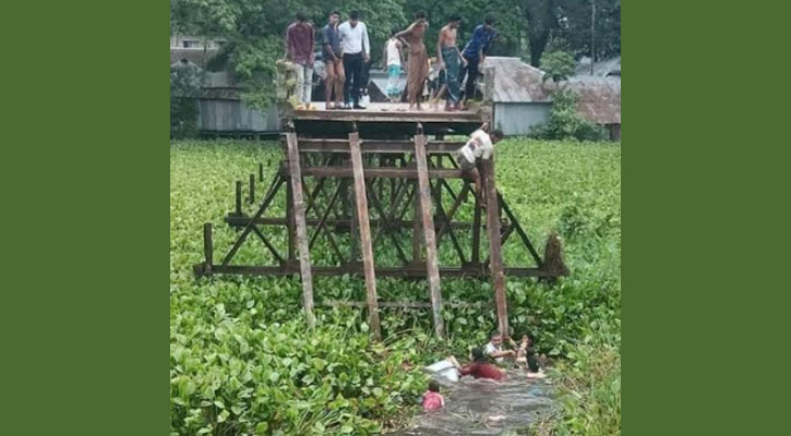 আমতলীতে ব্রিজ ভেঙে বরযাত্রীবাহী গাড়ি খালে, নিহত ১০