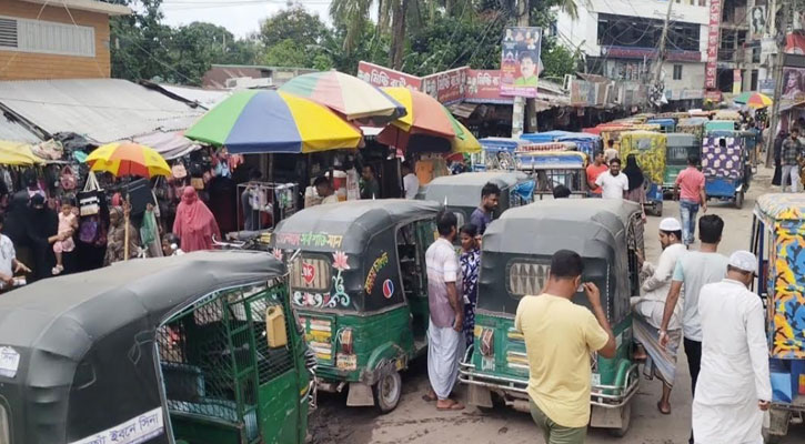 সোনারগাঁয়ের প্রধান সড়কে যানজট, ভোগান্তিতে এলাকাবাসী 