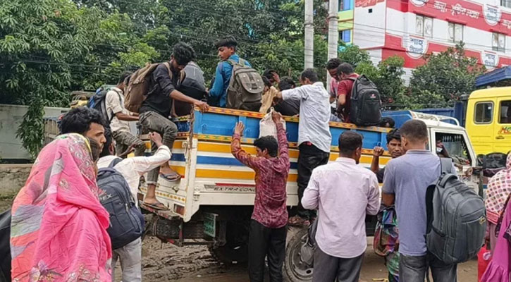 বাসে বাড়তি ভাড়া, গরুর ট্রাকেও বাড়ি ফিরছে মানুষ